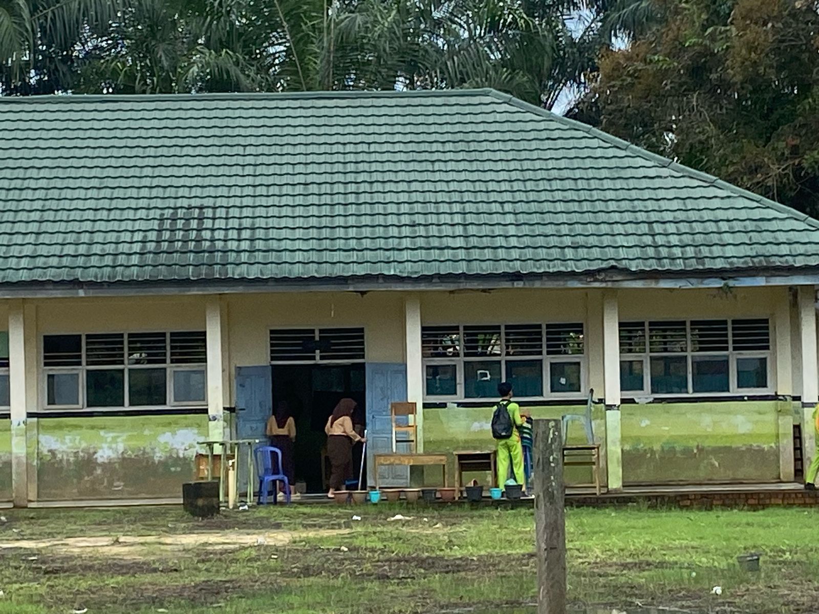 Siswa MTsN 3 Muaro Jambi Kompak Gotong Royong Pasca Banjir dan Libur Hari Raya Idul Fitri