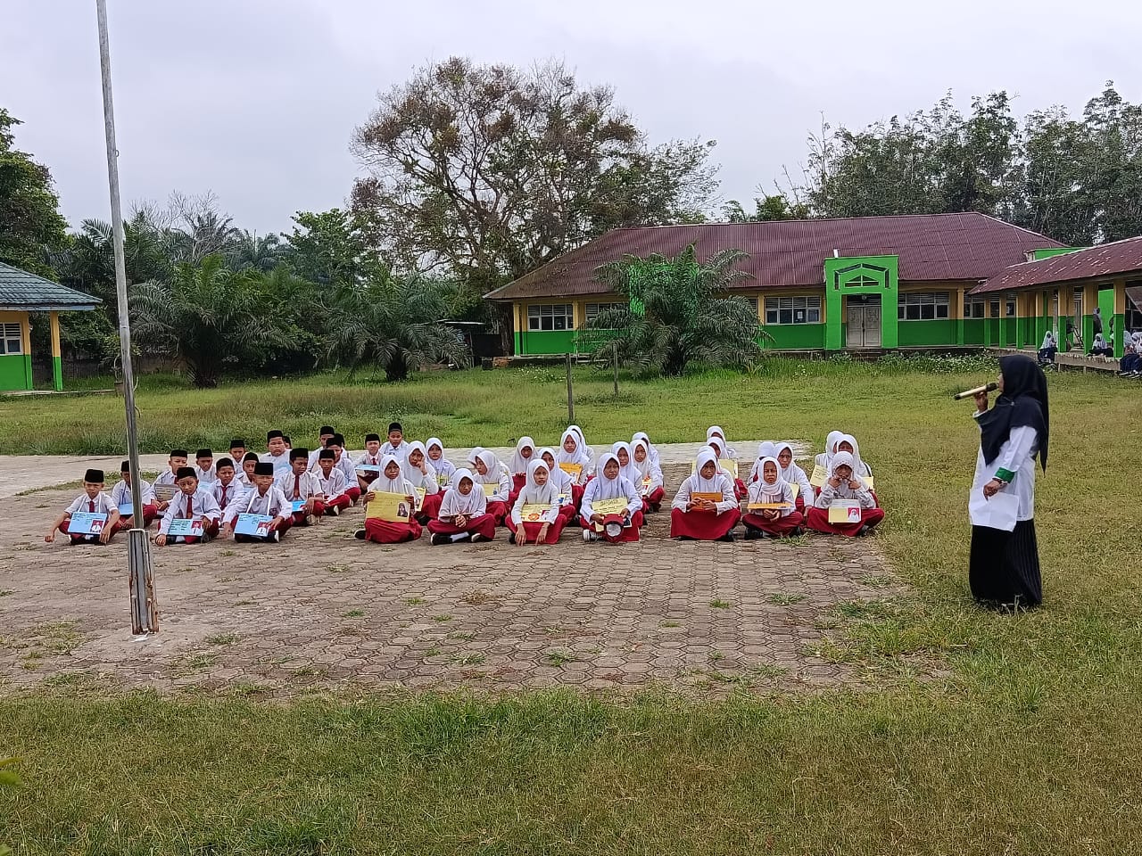 Materi Pertama Matsama MTsN 3 Muaro Jambi: Pengenalan Lingkungan Madrasah oleh Ibu Doriana Siahaan, S.E.