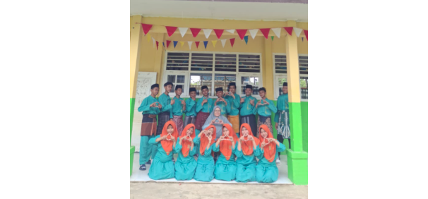 Siswa-Siswi MTsN 3 Muaro Jambi Rayakan Hari Jadi Kabupaten Muaro Jambi dengan Busana Melayu