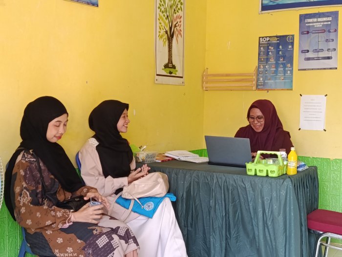 Wali Murid Menghadap Guru BK Bahas Perkembangan dan Kedisiplinan Siswa