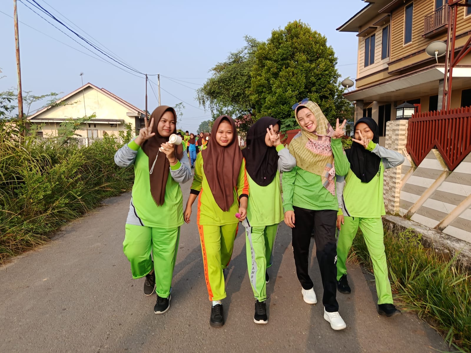 MTsN 3 Muaro Jambi Gelar Jalan Santai Bersama Guru dan Staf