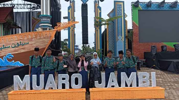 Kekompakan Kelas IX D Terlihat dalam Foto Bersama di Arena Utama MTQ