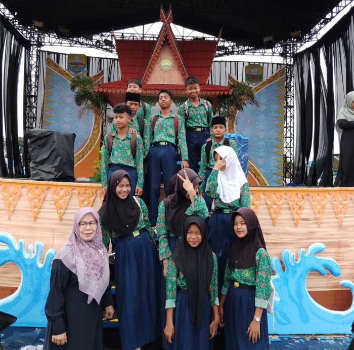 Semarak MTQ: Kelas VIII C MTsN 3 Muaro Jambi Foto Bareng Wali Kelas
