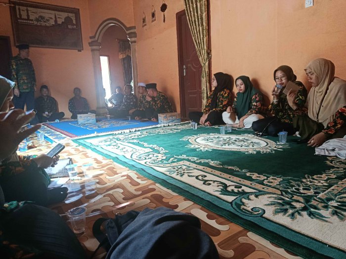 Keluarga Besar Kemenag Muaro Jambi dan MTsN 3 Turut Berduka, Takziah ke Rumah Duka Hj. Sida Binti Sudin