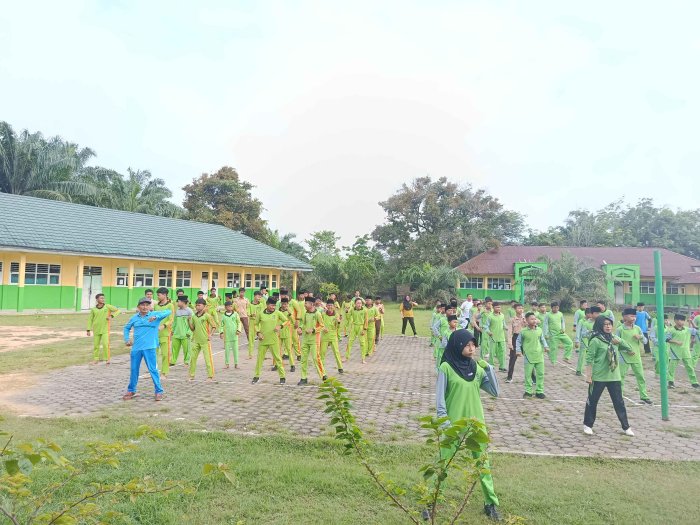 Senam Pagi MTsN 3 Muaro Jambi Bangkitkan Semangat Siswa di Rabu Ceria