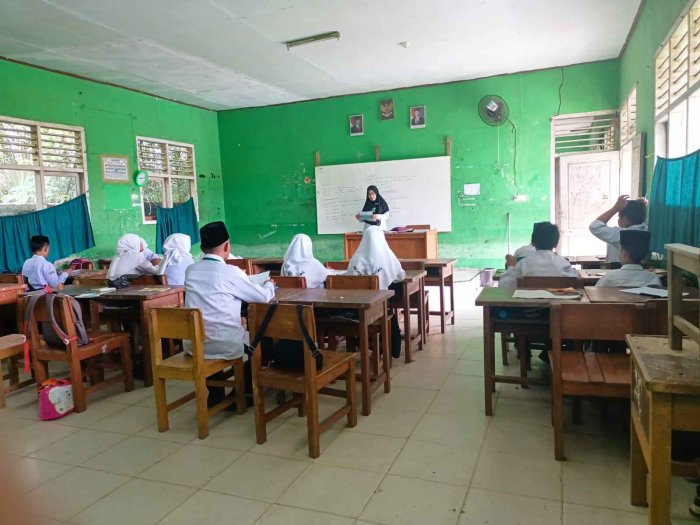 Dra. Zahara Laksanakan Supervisi Pembelajaran Matematika Materi Persamaan Linier Dua Variabel