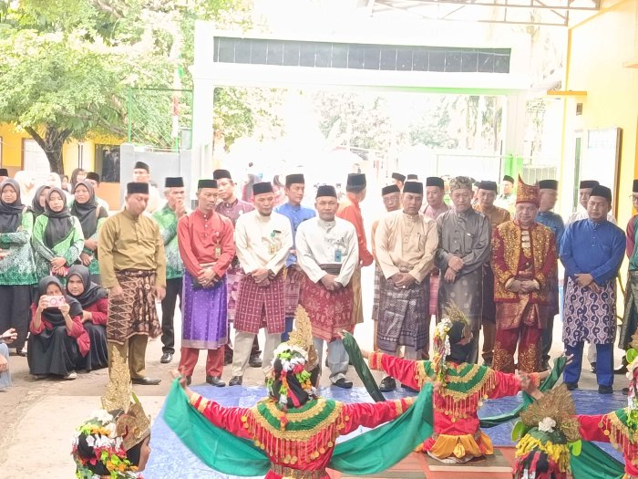 Penyambutan Kakan Kemenag Meriah dengan Tari Sekapur Sirih
