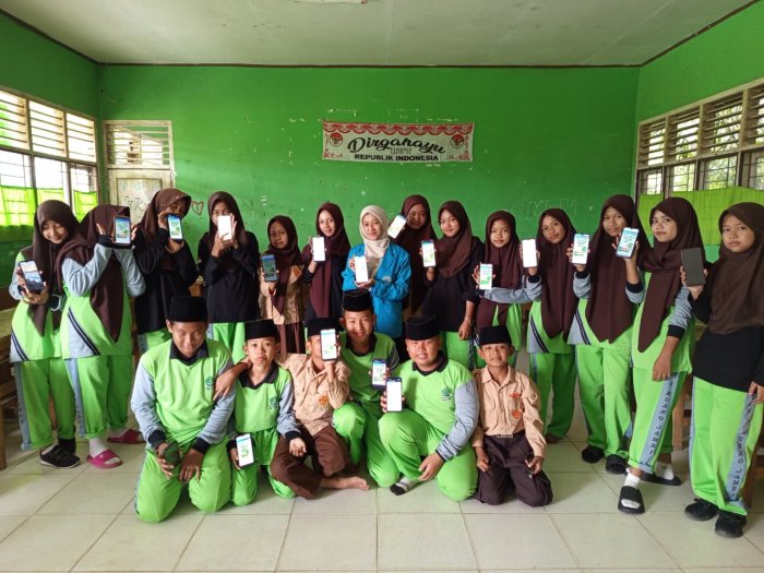 Popi Anggraini Berfoto Bersama Siswa Usai Tuntaskan Riset Kedua Modul IPA di MTsN 3 Muaro Jambi