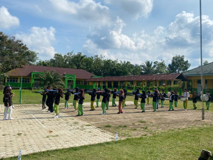 Latihan Drumband di Hari Libur