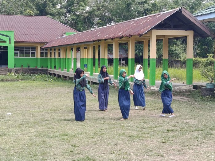 Semangat Siswa MTsN 3 Muaro Jambi Latihan Tarian Sambut Kafilah MTQ