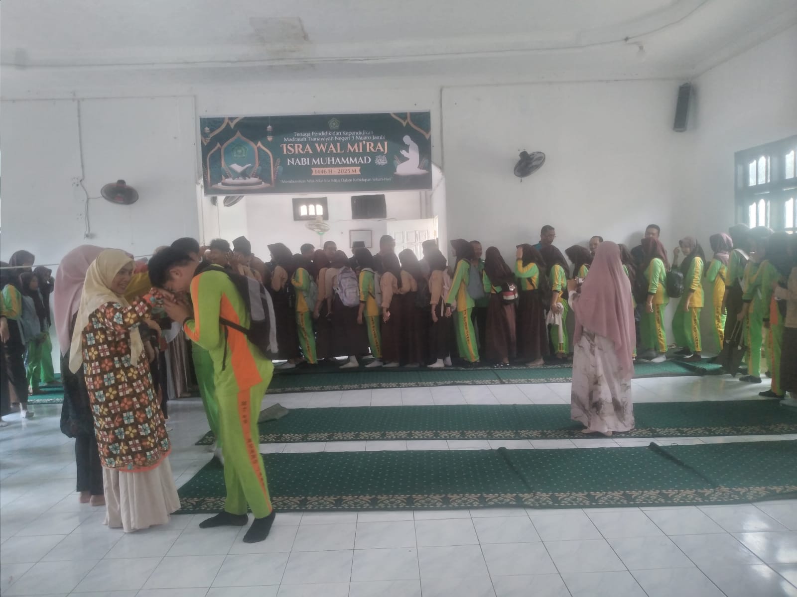 Salam-Salaman Serta Maaf-Maafan Guru, Staf dan Siswa MTsN 3 Muaro Jambi Sebelum Memasuki Bulan Suci Ramadhan