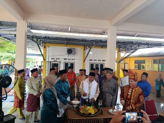 Kakan Kemenag H. Buhri Y., S.Pd., M.E.I. Pimpin Pemotongan Nasi Tumpeng Peringatan Hari Guru Nasional