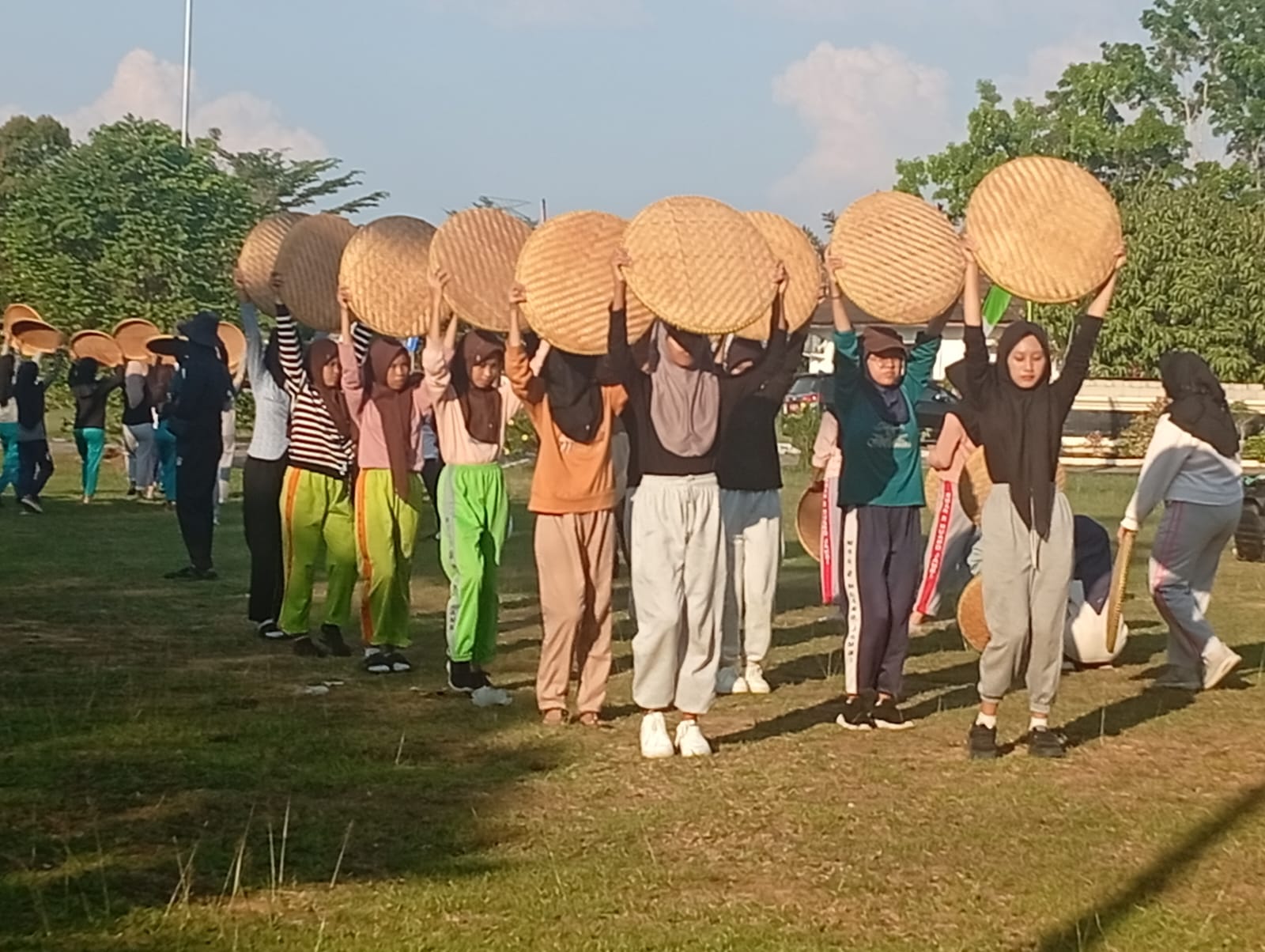 Siswa-Siswi MTsN 3 Muaro Jambi Ikuti Latihan Tari Rutin Menjelang MTQ Tingkat Provinsi