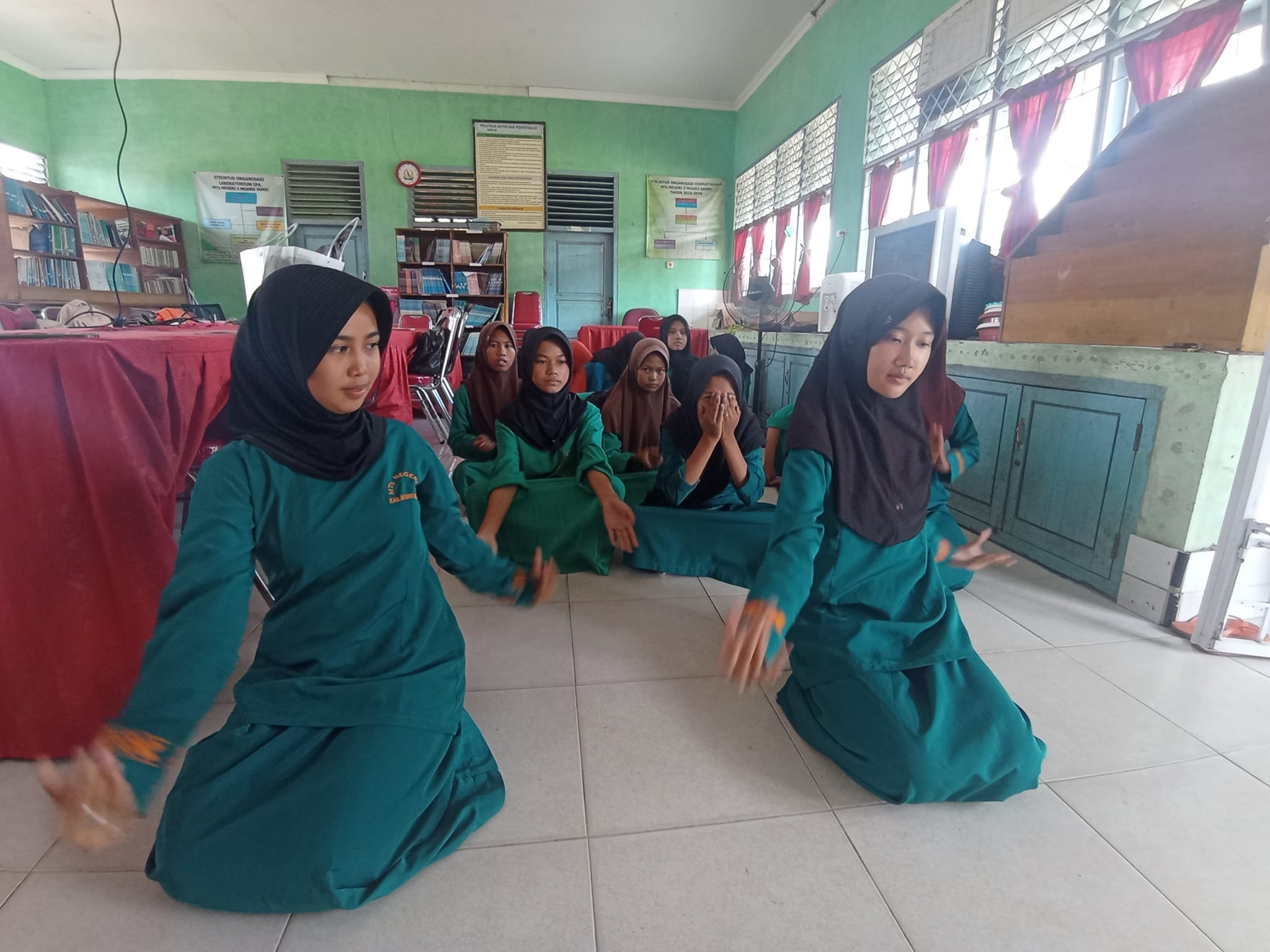 Siswi Tim Tari MTsN 3 Muaro Jambi Intensif Latihan Sambut Perpisahan Kelas IX