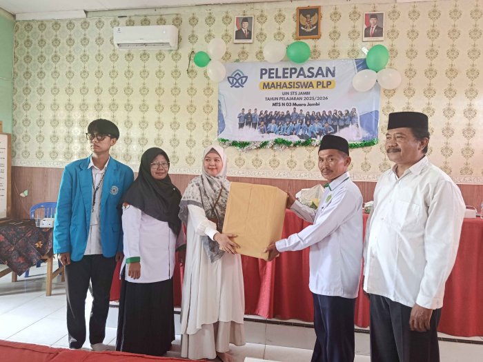 Kenang-kenangan Mahasiswa PLP untuk MTsN 3 Muaro Jambi sebagai Wujud Terima Kasih