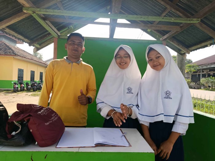 OSIM MTsN 3 Muaro Jambi Bertugas dengan Sepenuh Hati