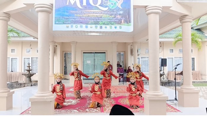 Tim Tari MTsN 3 Muaro Jambi Sambut Kedatangan Kafilah Kota Jambi dengan Tarian Kreasi