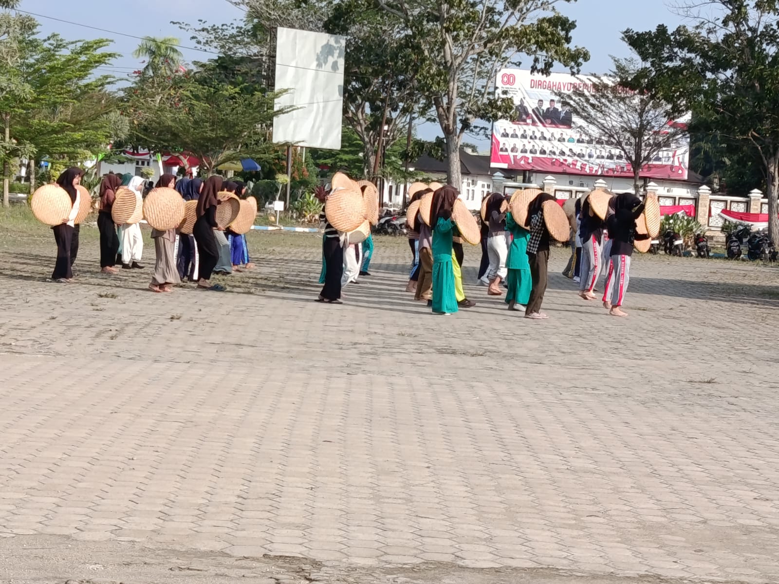 Siswa MTsN 3 Muaro Jambi Ikuti Latihan Tari Massal di Dinas Pendidikan Muaro Jambi