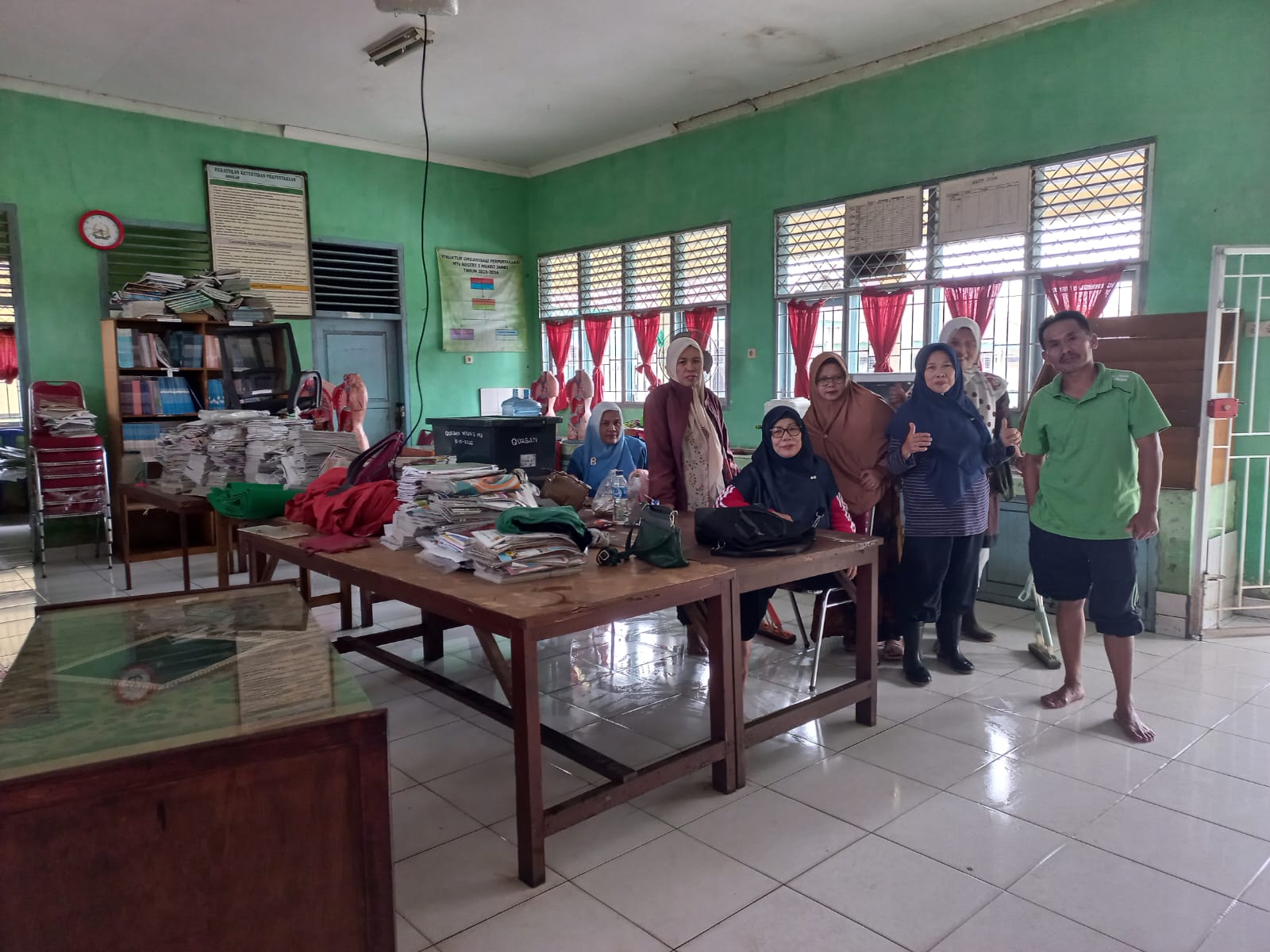 Guru dan Staf MTsN 3 Muaro Jambi Gotong Royong Bersihkan Laboratorium dan Perpustakaan Pasca Banjir  