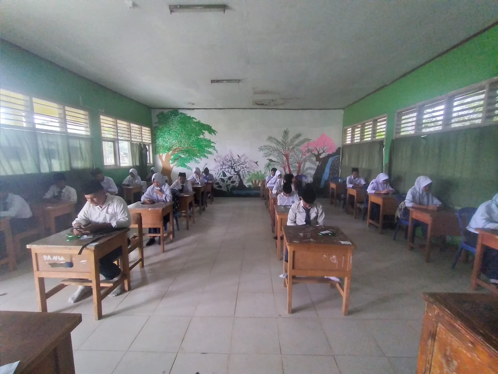 Hari Pertama Ujian Madrasah Kelas IX MTsN 3 Muaro Jambi Tahun Pelajaran 2024/2025 Berlangsung Khidmat dan Tertib