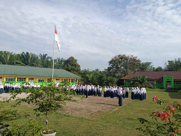 Mars Madrasah Selalu Bergema di Setiap Pagi Senin di MTsN 3 Muaro Jambi