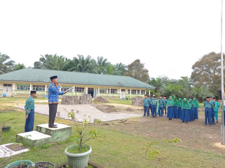 Kepala MTsN 3 Muaro Jambi, Kardono Z., Sampaikan Amanat Menteri Pendidikan pada Upacara Hardiknas