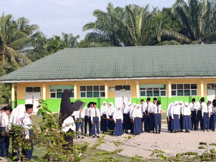 Khidmat dalam Membaca Pancasila di Setiap Upacara Senin MTsN 3 Muaro Jambi