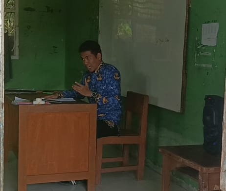 Muhammad Fahri Zuhri, S.Sos. Ajarkan Cara Membaca Puisi Pahlawan dengan Penuh Ekspresi di MTsN 3 Muaro Jambi