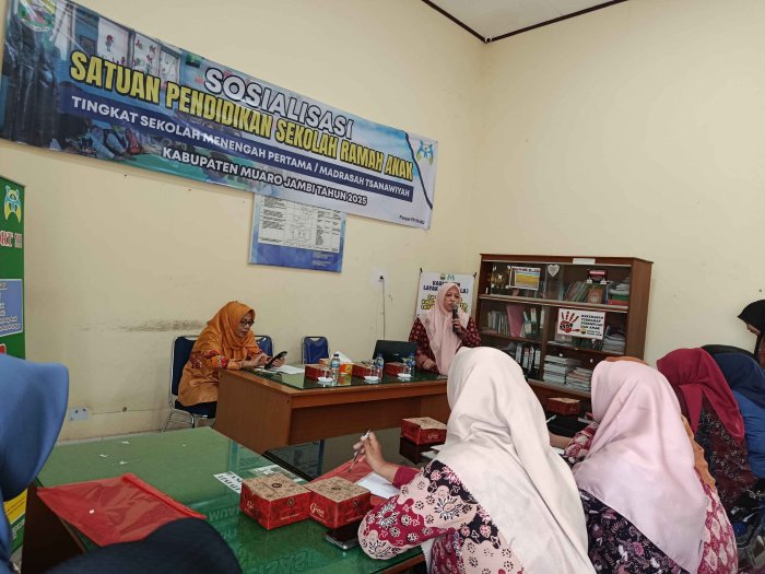 Pemateri Bahas UU No. 23 Tahun 2002 tentang Perlindungan Anak dalam Sosialisasi Sekolah Ramah Anak