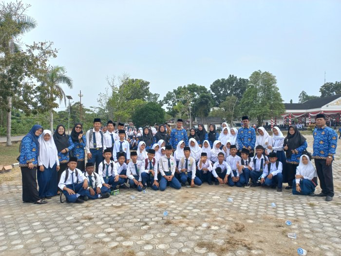 Semangat Kemerdekaan, MTsN 3 Muaro Jambi Ikuti Upacara HUT RI