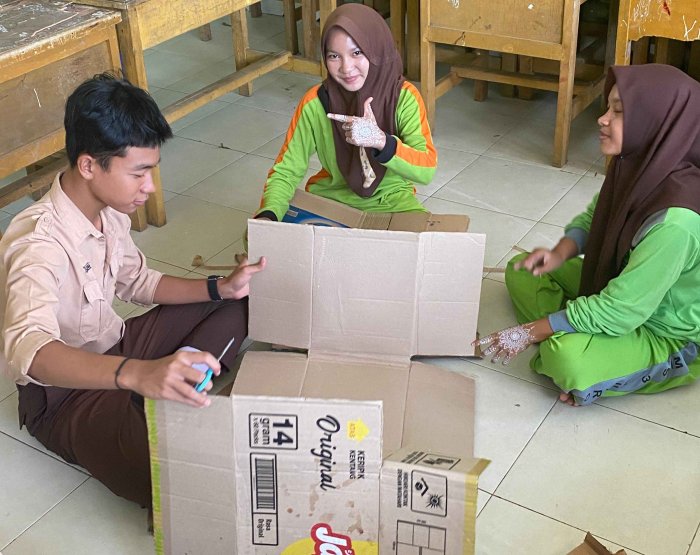 Siswa Kelas IX A MTsN 3 Muaro Jambi Antusias Praktek Membuat Bangun Ruang dari Kardus