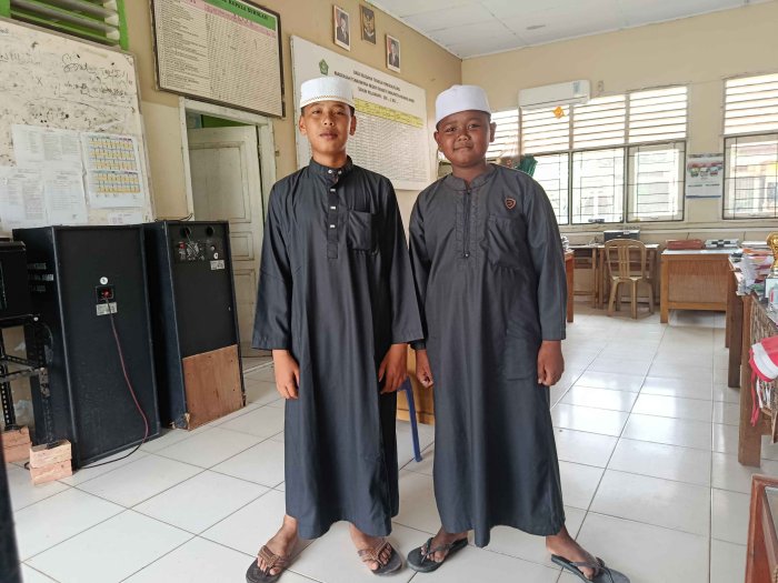 OOTD Siswa MTsN 3 Muaro Jambi Saat Sholat Jumat: Gamis Hitam dan Peci Putih