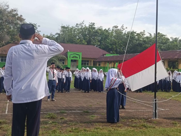 Kepala Madrasah Sampaikan Amanat Penting Terkait Simulasi Ujian pada Upacara Pagi