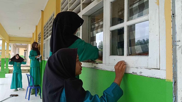 Membersihkan Kaca Kelas dan Jendela untuk Lingkungan Belajar Lebih Cerah