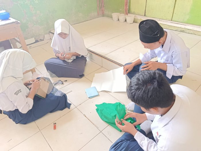 Siswa Kelas 9C MTsN 3 Muaro Jambi Lanjutkan Praktik Membuat Bangun Ruang dari Kardus Bekas