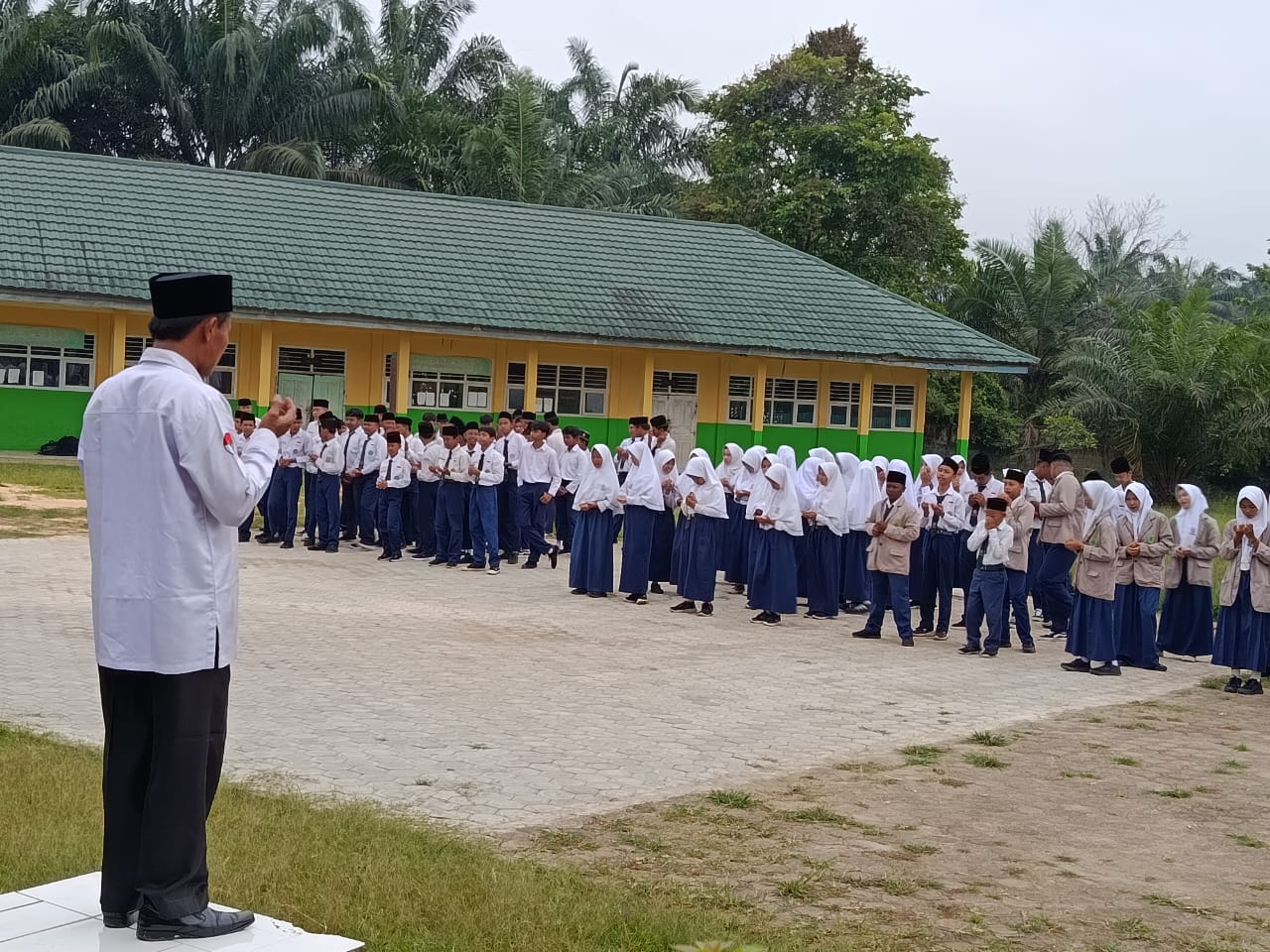 Hari Pertama Matsama MTsN 3 Muaro Jambi Dimulai dengan Apel Pagi Bersama Kepala Madrasah