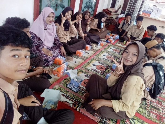 Siswa Kelas IX C Abadikan Momen Bersama Wali Kelas di Arena MTQ