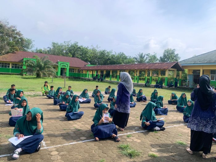Elsa Siswa Kelas 9 MTsN 3 Muaro Jambi Raih Juara 1 pada Lomba yang Digelar Mahasiswa PLP UIN STS Jambi