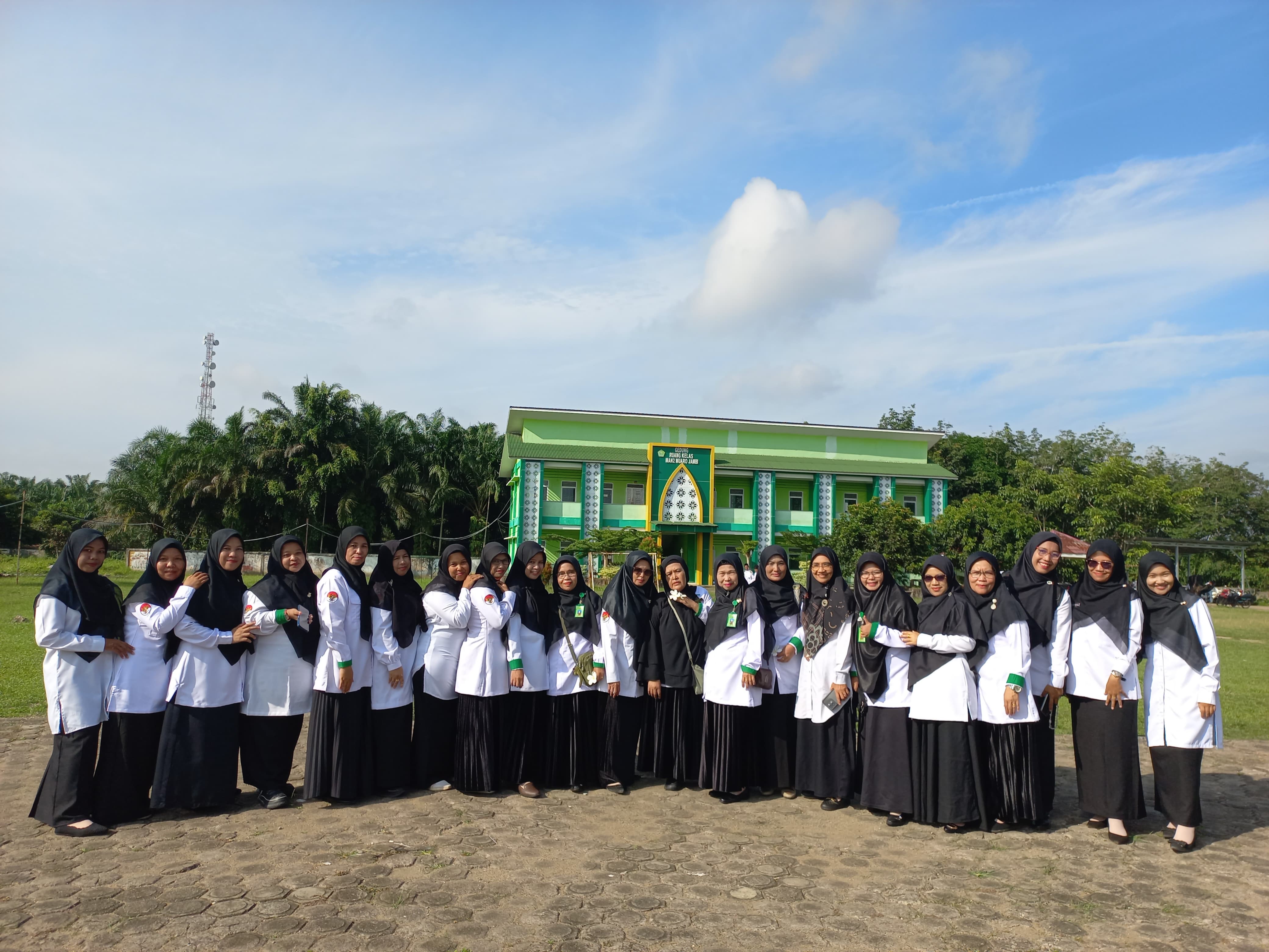 Guru MTsN 3 Muaro Jambi Ikuti Upacara Hari Kebangkitan Nasional di MAN 2 Muaro Jambi