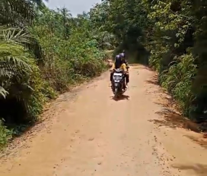 Guru BK, Wakasis, dan Waka Humas MTsN 3 Muaro Jambi Tinjau Kondisi Jalan Menuju Rumah Siswa