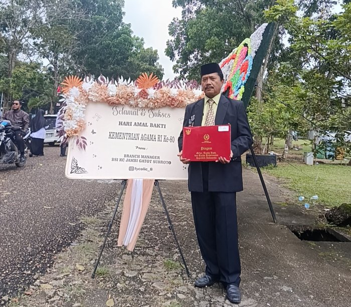 Yusrizal, S.Pd Terima Satya Lencana 10 Tahun pada Upacara HAB ke-80 Kemenag