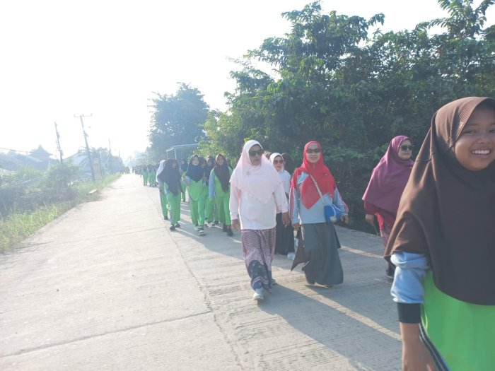 MTsN 3 Muaro Jambi Gelar Jalan Santai Bersama Mahasiswa PLP UIN STS Jambi