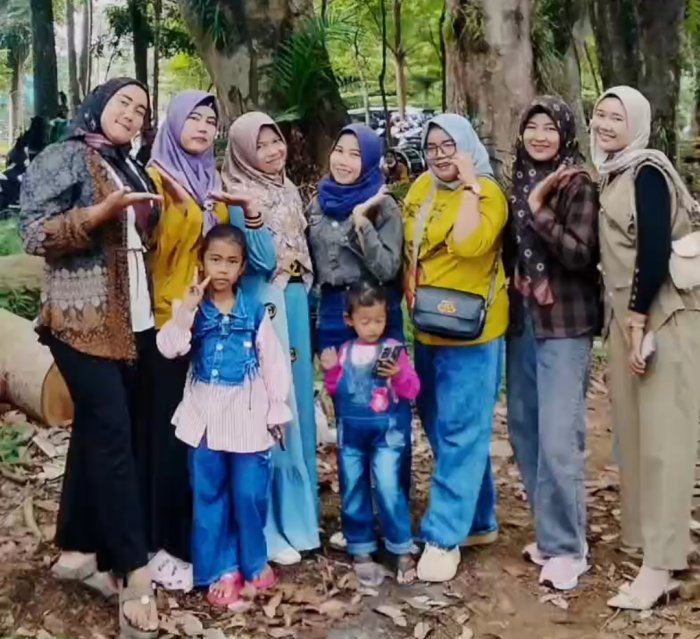 Wali Murid Antusias Dukung Anak Tampil di Parade Drumband Gema Citra MTsN 3 Muaro Jambi di UNJA Mendalo