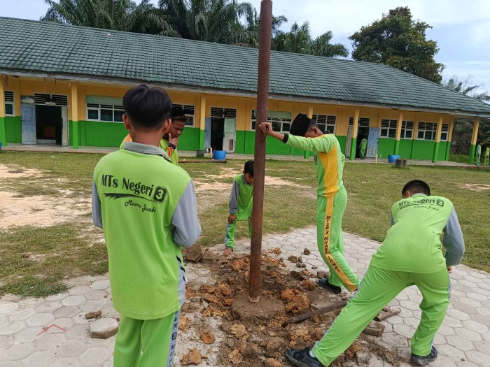 Semangat Gotong Royong, Siswa MTsN 3 Muaro Jambi Perbaiki Tiang Lapangan Voli Demi Hobi