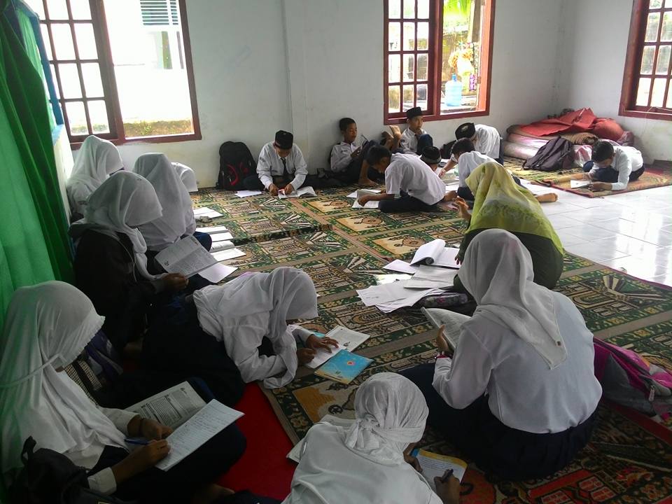 Kelas Terendam Banjir, Siswa Terpaksa Belajar di Tempat Seadanya