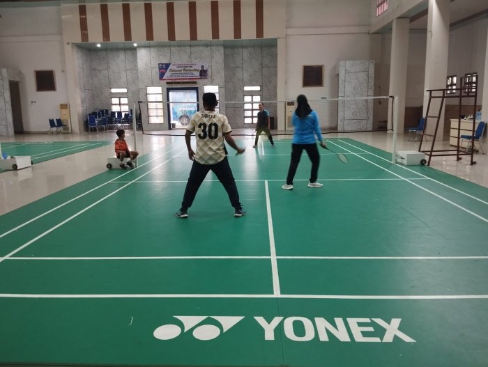 Jaga Kebugaran dan Kekompakan, Guru dan Staf MTsN 3 Muaro Jambi Gelar Latihan Badminton Rutin