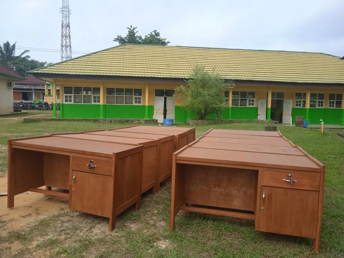 Penataan Nama Meja Guru, Waka Sarpras MTsN 3 Muaro Jambi Tertibkan Tata Ruang Demi Kenyamanan Bersama
