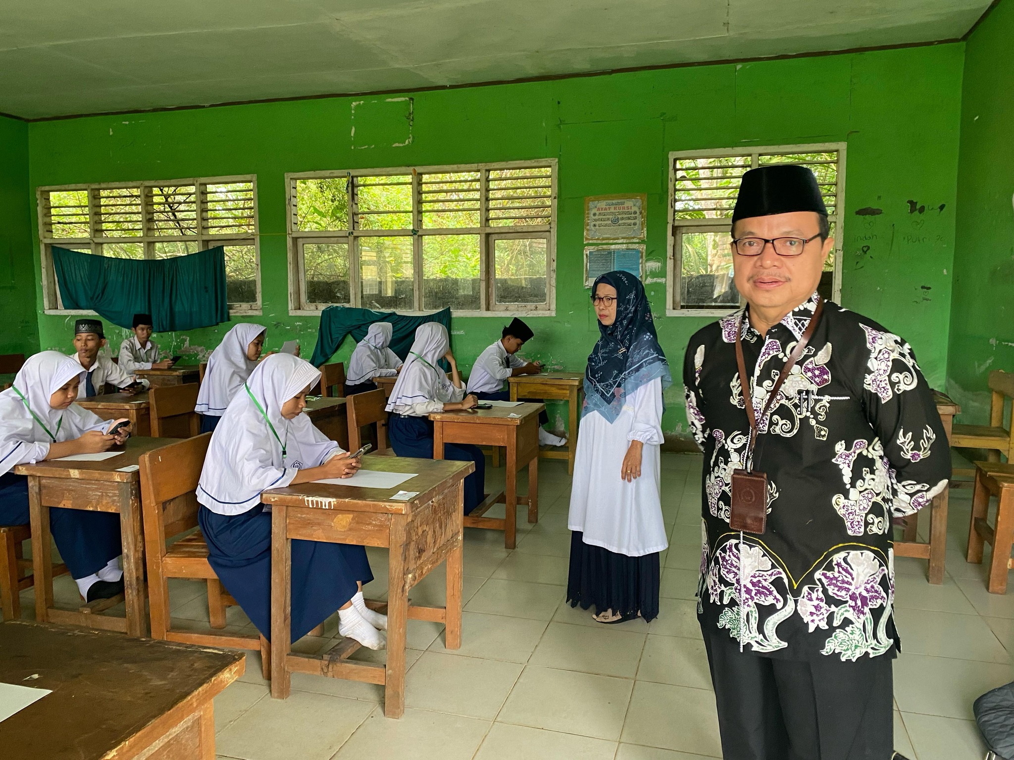 Hari Kedua Ujian Madrasah Kelas IX MTsN 3 Muaro Jambi Berlangsung Lancar, Kasubbag TU dan Kasi Penmad Lakukan Monev