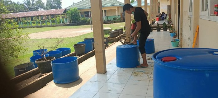 Kreatif! MTsN 3 Muaro Jambi Siapkan Drum Potong Dua Jadi Tong Sampah untuk Wujudkan Lingkungan Bersih