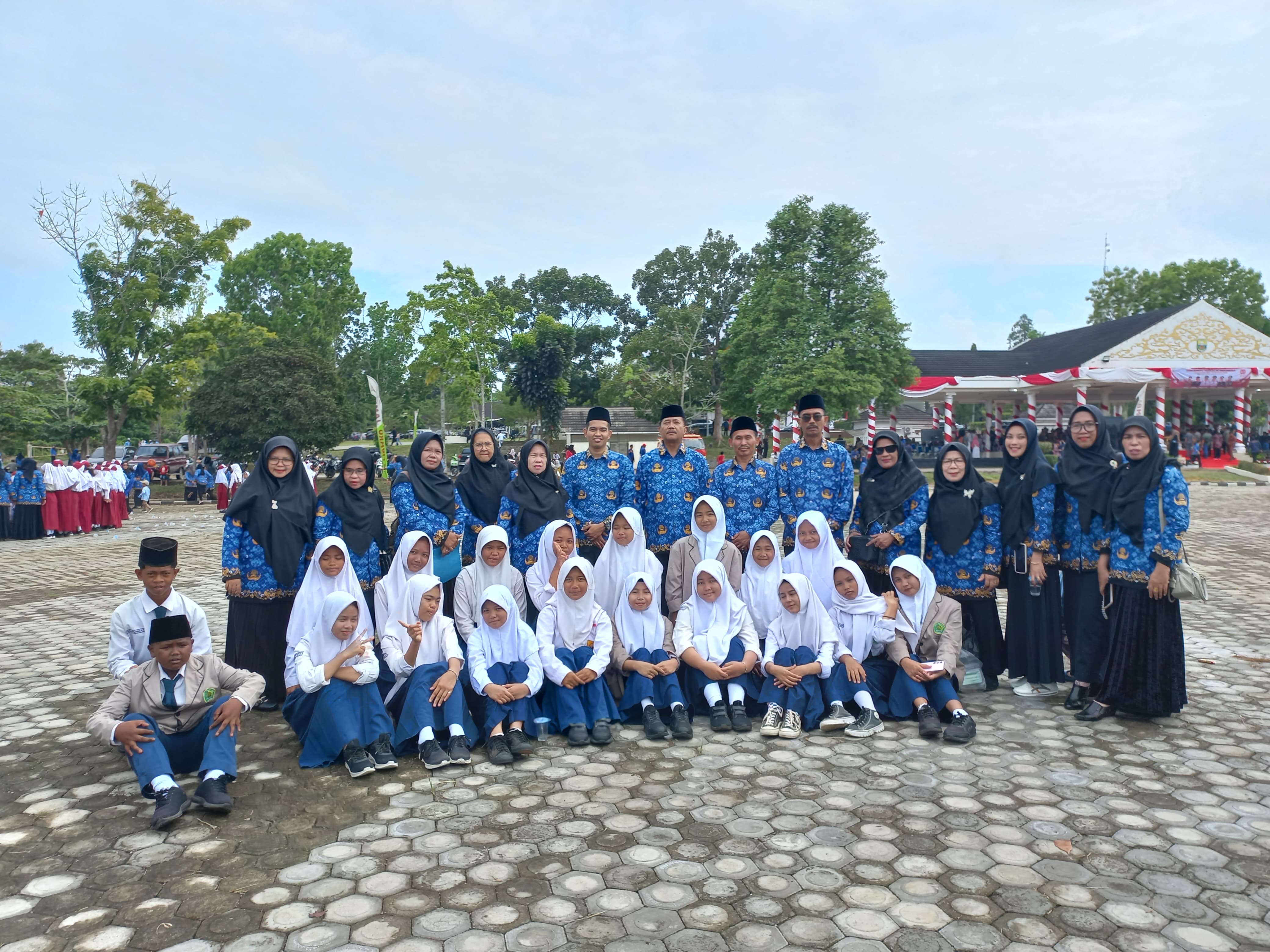 Guru dan Siswa MTsN 3 Muaro Jambi Antusias Ikuti Upacara HUT RI ke-80 di Lapangan Kantor Bupati Muaro Jambi